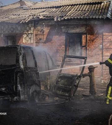 БпЛА атакував Новобаварський район Харкова: спалахнула пожежа, є постраждалі