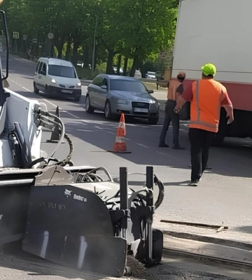 Два залізничні переїзди ремонтують на вулиці Левандівській у Львові. Рух ускладнено