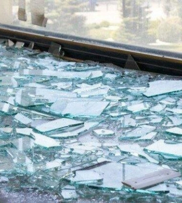Зранку у Дніпрі пролунав вибух: над містом підіймається стовп диму (Відео)