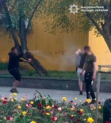 Хулиган-романтик с цветами во время задержания напал на полицейского