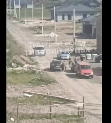 Розбили скло та пошкодили кузов: біля Луцька двоє чоловіків побили авто ТЦК. Відео