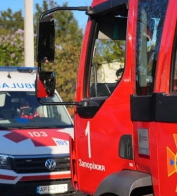 Росіяни вдарили по селу й місту Запорізького району: є загибла та поранені