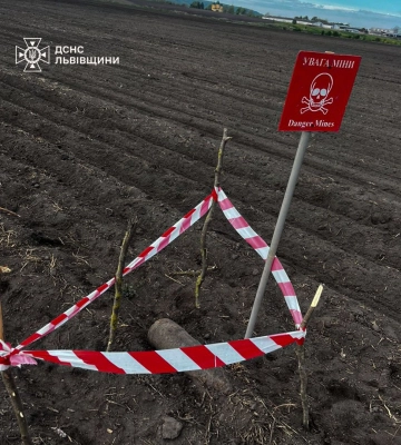 На Львівщині під час земляних робіт знайшли артилерійський снаряд часів Другої світової війни, - ФОТО