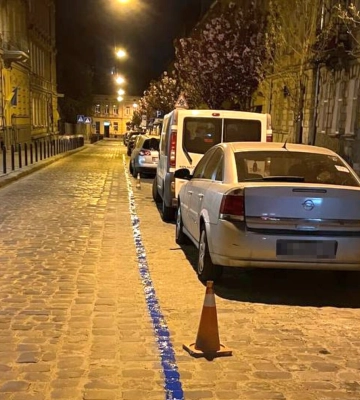 У Львові малюють свіжу розмітку на паркувальних майданчиках ЛеоПарковки