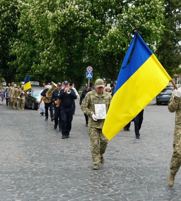 В Ужгороді попрощалися із захисником Володимиром Тарапатою, який майже рік вважався зниклим безвісти (ФОТО)