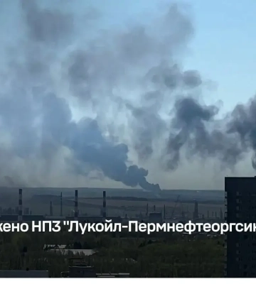 Удар по ракетоносцу, пожар на НПЗ в Перми и "ослепление" Крыма: детали комбинированной атаки