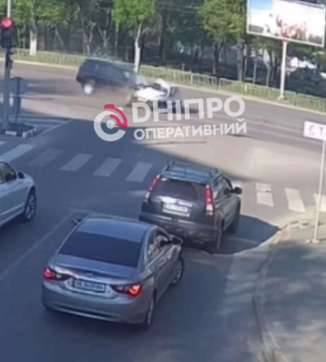 В Днепре на Запорожском шоссе Toyota влетела в ВАЗ, есть пострадавший: видео момента и подробности