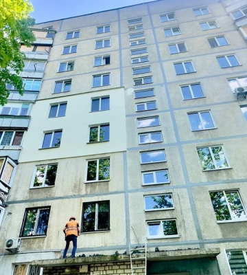 Многоэтажку, поврежденную россиянами, восстанавливают на Салтовке в Харькове