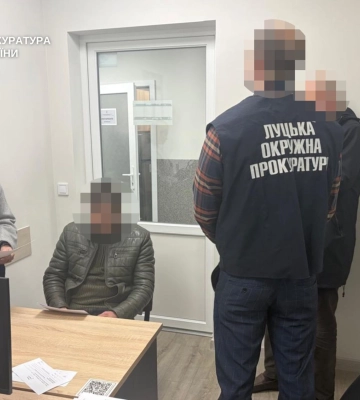 Чиновника Луцькради, якого спіймали на хабарів в $30 тисяч, взяли під варту