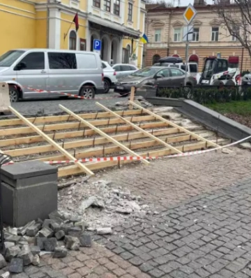 На площі Філармонії у Чернівцях одні сходи відремонтували, а інші - покинули розбитими