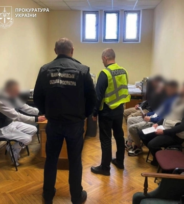 На Прикарпатті викрили групу кібершахраїв, які обкрадали пенсіонерів і військових через онлайн-банкінг