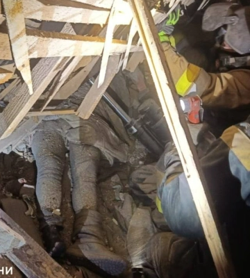 ДСНС: у Краматорську рятувальники деблокували жінку з-під завалів після російського авіаудару, одна людина загинула