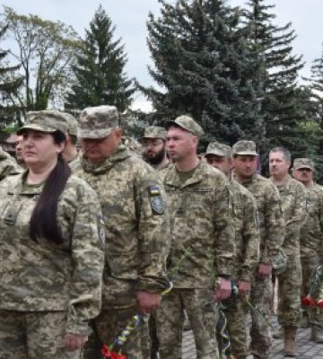 Ужгород схилив голови у тиші: на Пагорбі Слави вшанували героїв минулого і сьогодення