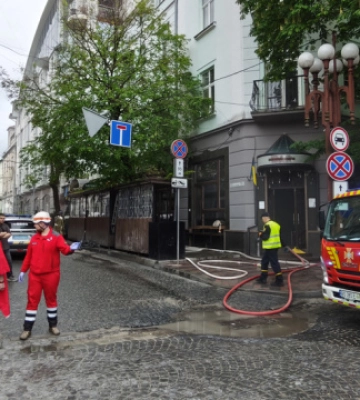 У центрі Тернополя пожежа в будівлі (оновлюється)