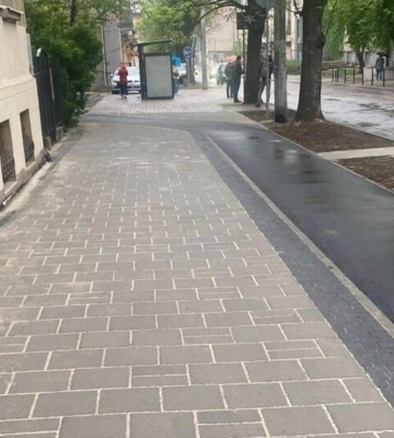 На вулиці Героїв УПА відновили частину тротуару та облаштували велодоріжку