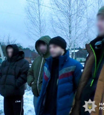 На Рівненщині судитимуть бурштинокопача, який переправляв чоловіків за кордон