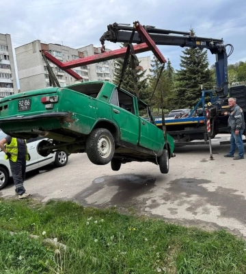 Львів очищає вулиці: ще п’ять покинутих автомобілів забрали з міста
