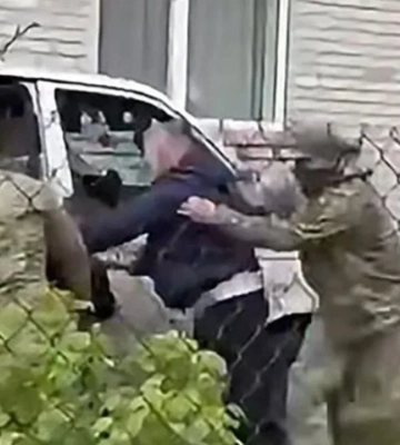 Уличная война в Днепре: гражданские атаковали ТЦК камнями, чтобы сорвать проверку документов. ВИДЕО