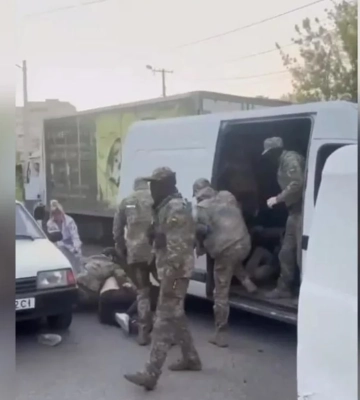 У Дніпрі військових ТЦК закидали камінням