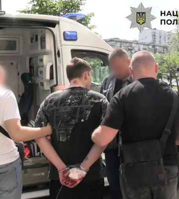 Нові деталі трагедії на Києві: хлопець випав з 11 поверху, намагаючись втекти від нападника з ножем