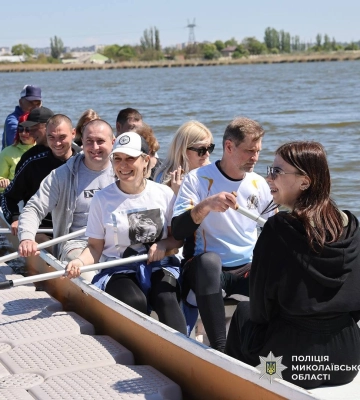 У Миколаєві психологи підрозділів МВС організували для поранених колег захід психологічного розвантаження на воді