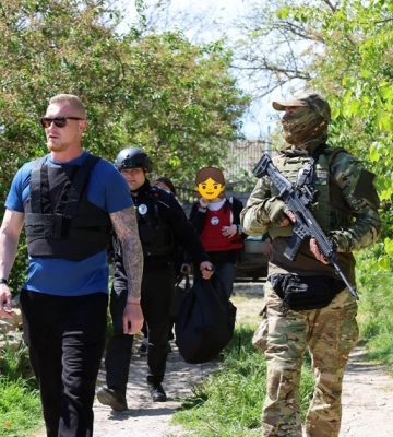 Під прикриттям поліції: з передмістя Херсона евакуювали жінку з двома дітьми