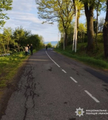 Дитина вибігла за м’ячем просто під колеса: на Закарпатті 7-річна дівчинка потрапила під авто