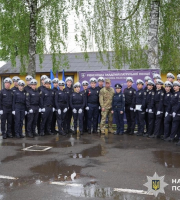 Випускники Рівненської академії патрульної поліції передали дрон для стрілецького батальйону