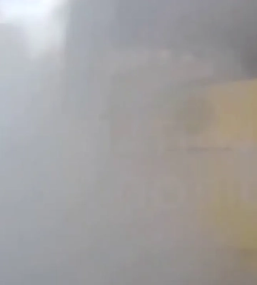 В Киеве патрульные спасли пассажиров из горящего троллейбуса. ВИДЕО