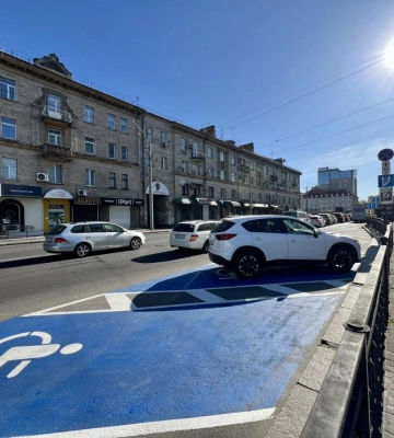 У центрі Рівного облаштували нові паркомісця для людей з інвалідністю (ФОТО)