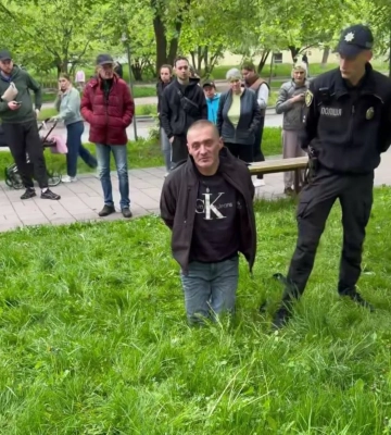 У Львові чоловік з ножем, побачивши працівників ТЦК, взяв у заручники 13-річну дівчинку