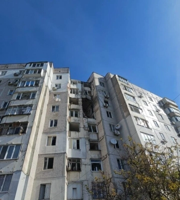 У Херсоні російські безпілотники вдарили по житловій багатоповерхівці. ВІДЕО