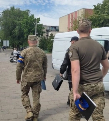 Увидел ТЦК и приставил нож: во Львове мужчина взял в заложницы 13-летнюю девочку 