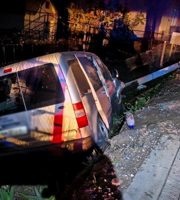 Уночі у Львові легковий автомобіль зніс електроопору