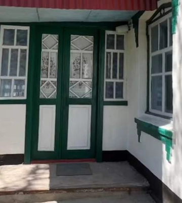 Старі шпалери, пил і великі плани: як сім'я відновлює і облаштовує хату в селі