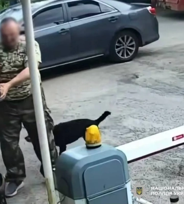 В Киеве мужчина с оружием напал на пожилого охранника из-за собаки