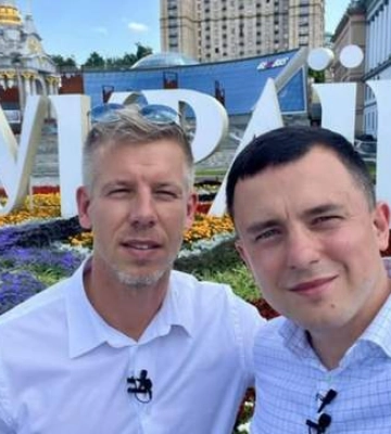 У мережі з'явилось фото прем'єра Угорщини на тлі напису "Я люблю Україну"