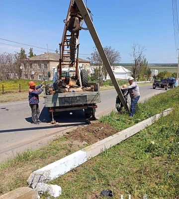 На Миколаївщині водій збив бетонну опору та знеструмив частину села