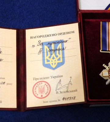 Загинув на Дніпропетровщині, захищаючи Україну: матері полеглого Героя з Волині вручили державну нагороду сина