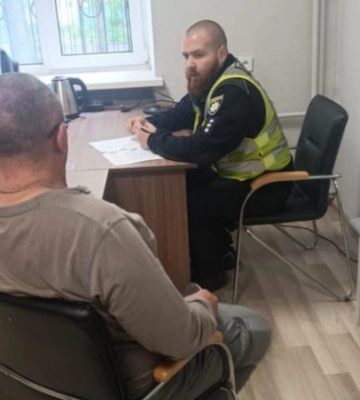 Побив і погрожував зброєю: у Києві на охоронця напали через собаку