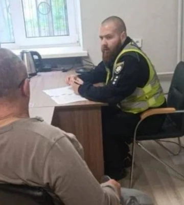 У Києві чоловік зі зброєю напав на літнього охоронця через собаку