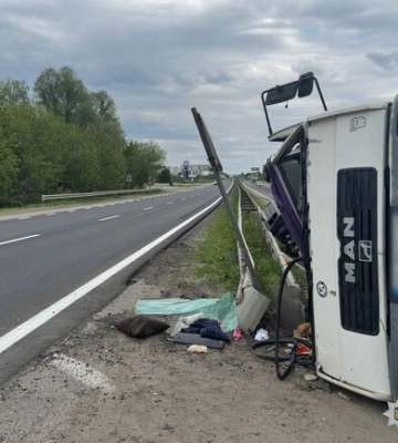 В пригороде Харькова фура вылетела с дороги и перевернулась 