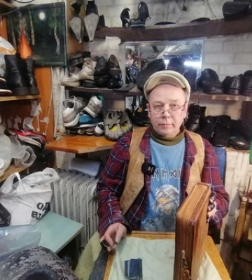 "Я мав померти ще у 2000-х": історія чоботаря з Луцька, який рятує старе взуття