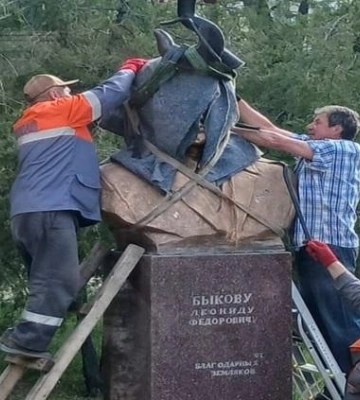 У Краматорську демонтують пам’ятник актору Леоніду Бикову, аби евакуювати його до безпечної території