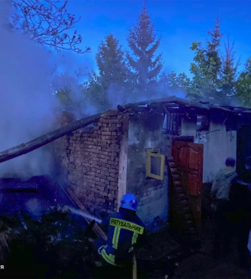 Сусіди разом із рятувальниками врятували будинок від пожежі на Ужгородщині (ФОТО)