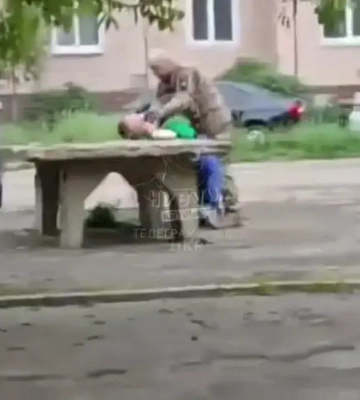 У Кривому Розі дід-живодер на очах у дитини викинув вагітну кішку з машини на узбіччя (Відео)