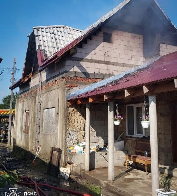 Сусіди разом із рятувальниками врятували будинок від пожежі на Ужгородщині (ФОТО)