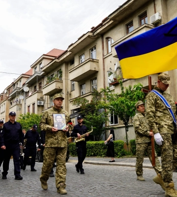 В Ужгороді сьогодні провели в останню земну дорогу 44-річного солдата Олександра Склярова