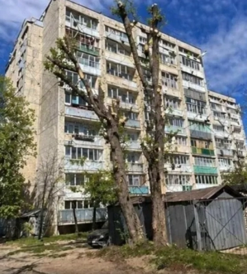 Працівниці райадміністрації у Львові оголосили догану через згенероване ШІ фото обрізки дерева