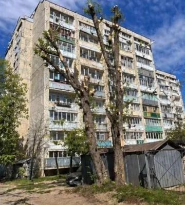 Працівниці райадміністрації у Львові оголосили догану через згенероване ШІ фото обрізки дерева